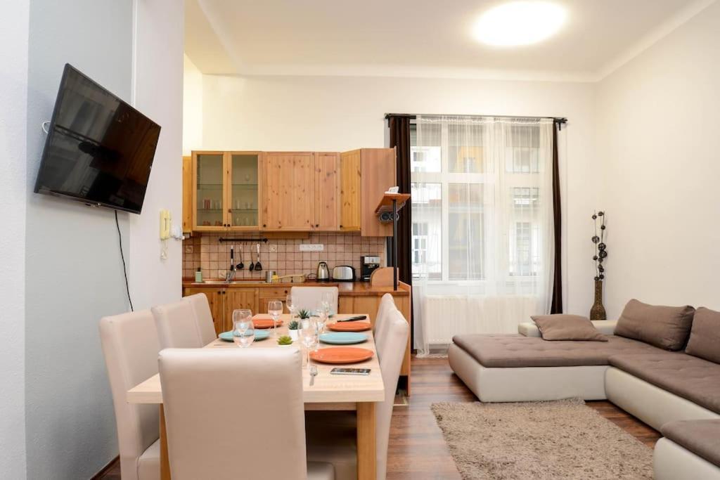 Famous Kiraly Street At Large 3Br 10Ppl @ Central Budapest Luaran gambar