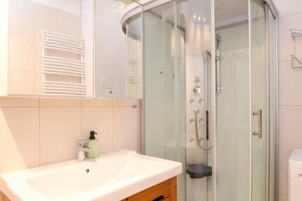 Famous Kiraly Street At Large 3Br 10Ppl @ Central Budapest Luaran gambar