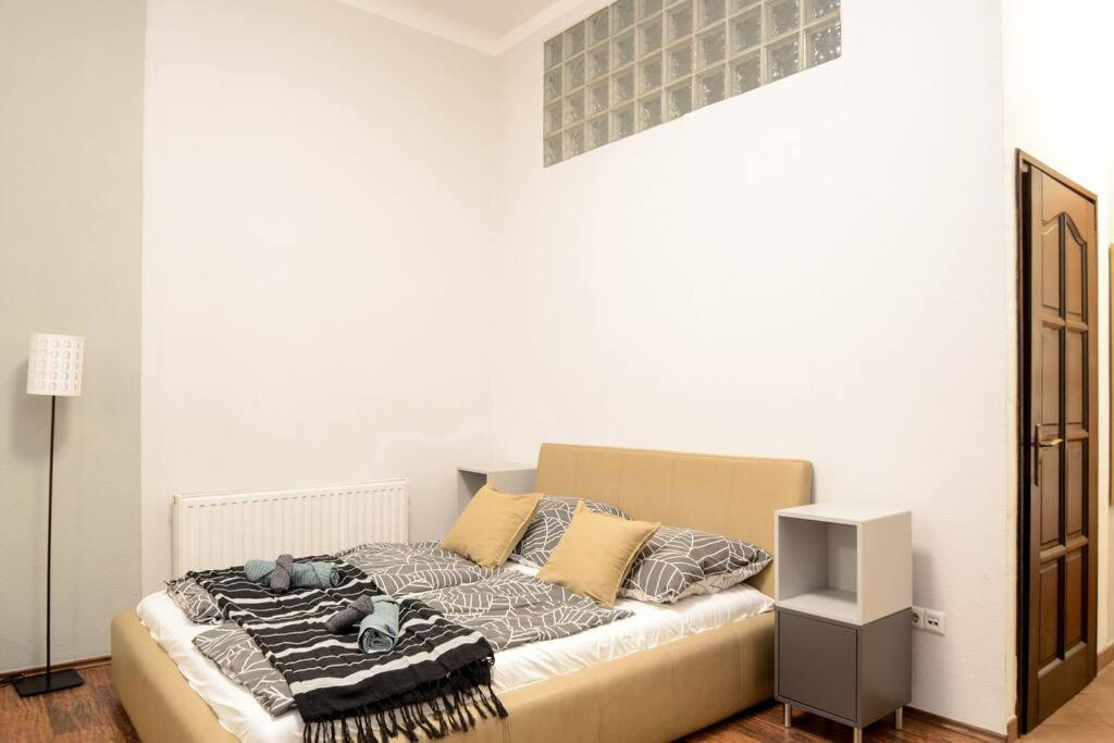 Famous Kiraly Street At Large 3Br 10Ppl @ Central Budapest Luaran gambar