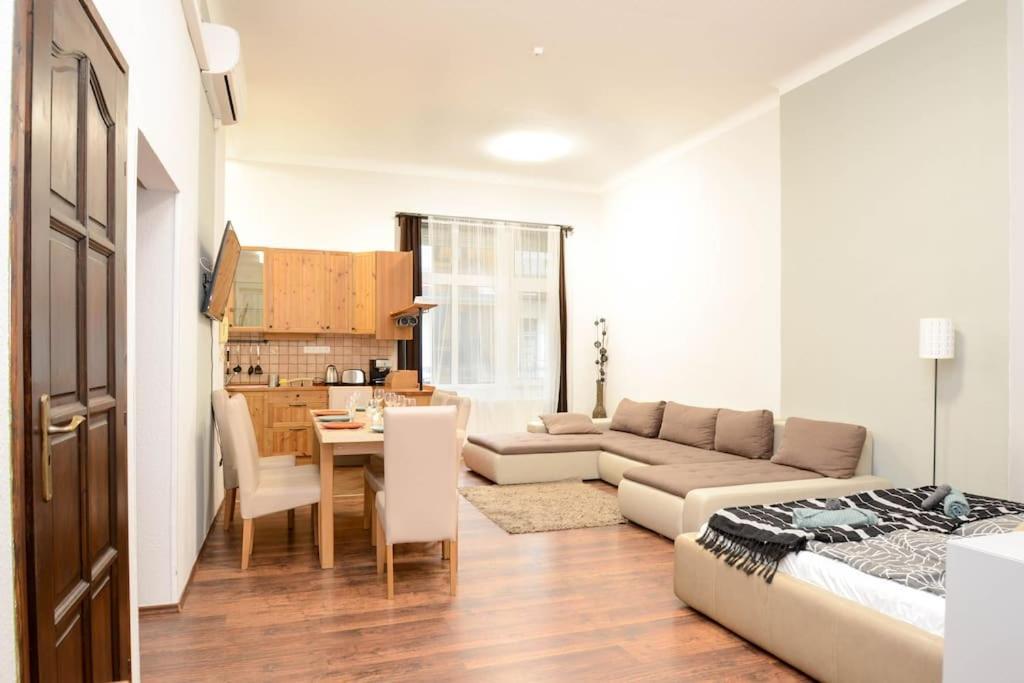 Famous Kiraly Street At Large 3Br 10Ppl @ Central Budapest Luaran gambar
