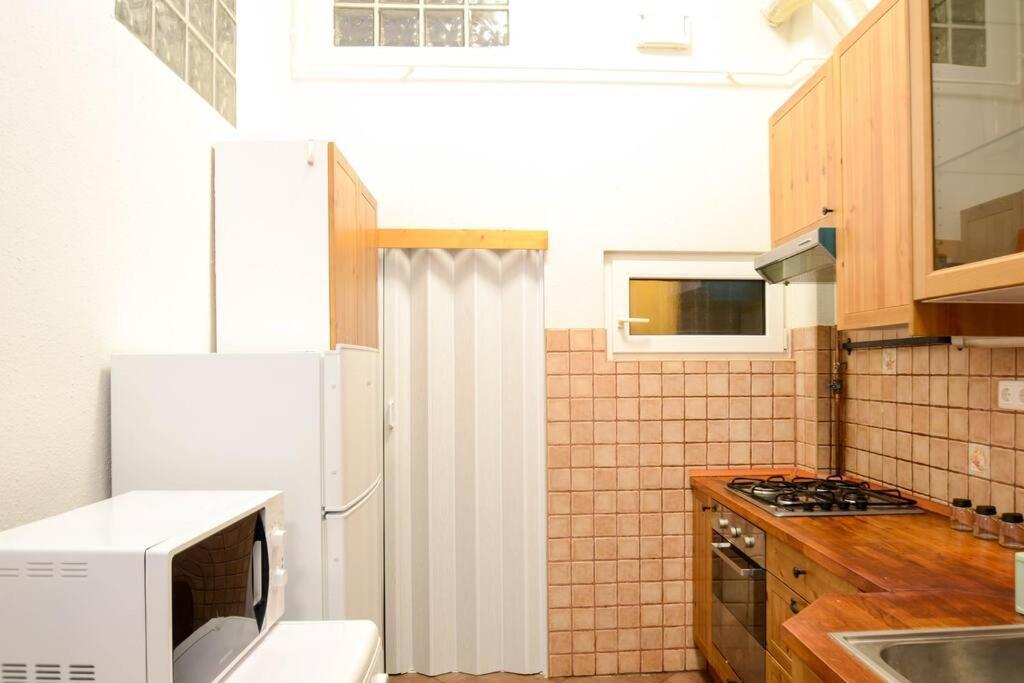Famous Kiraly Street At Large 3Br 10Ppl @ Central Budapest Luaran gambar