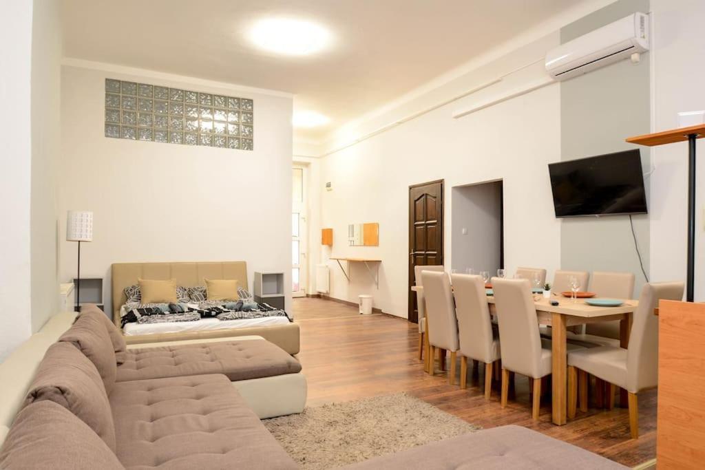Famous Kiraly Street At Large 3Br 10Ppl @ Central Budapest Luaran gambar