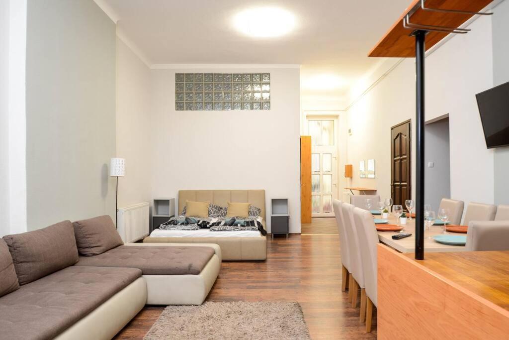Famous Kiraly Street At Large 3Br 10Ppl @ Central Budapest Luaran gambar