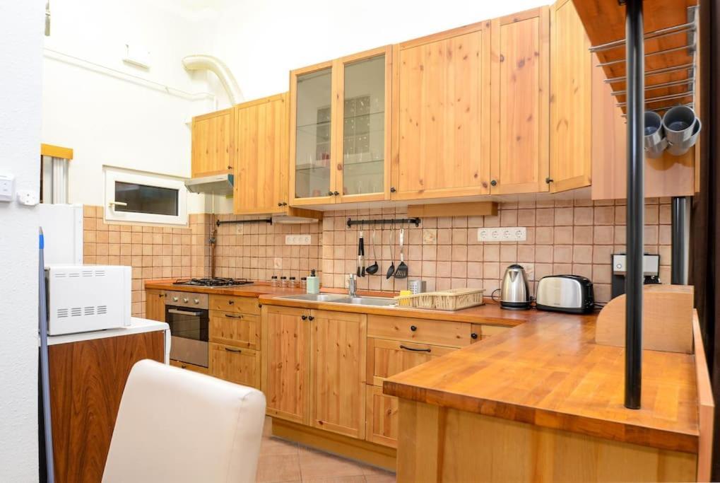 Famous Kiraly Street At Large 3Br 10Ppl @ Central Budapest Luaran gambar