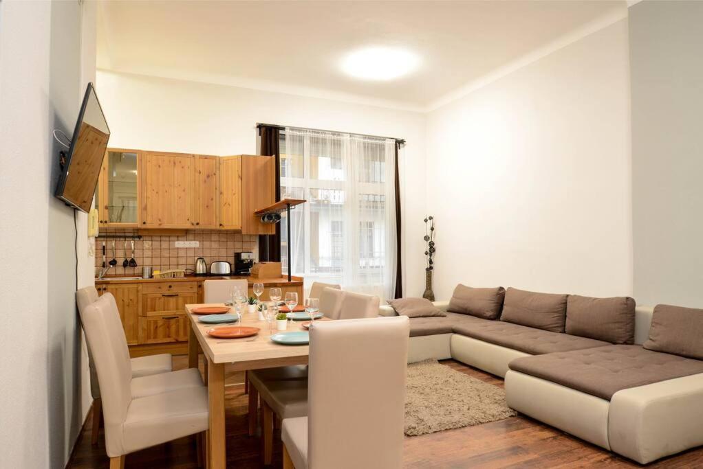 Famous Kiraly Street At Large 3Br 10Ppl @ Central Budapest Luaran gambar